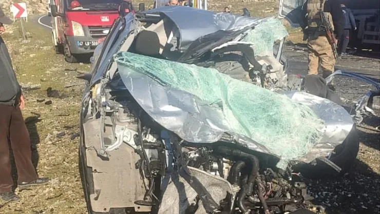 Midyat'ta TIR ile Otomobil Çarpıştı: Bir Ölü ve Bir Yaralı