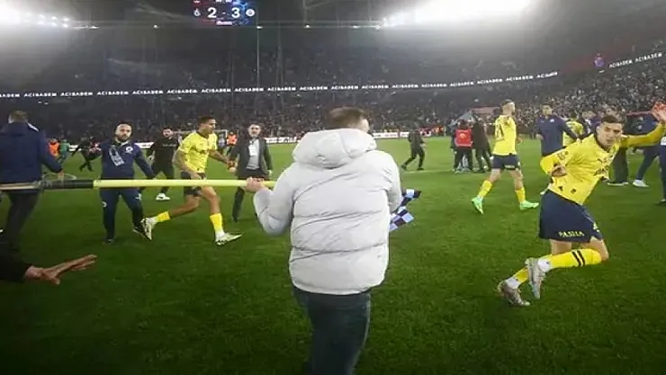 Korner direğiyle saldırdılar! Canlarını zor kurtardılar: Skandal bir maç daha