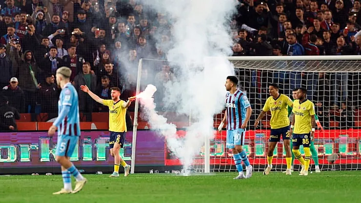Trabzon'da Futbol Şöleni Şiddetle Son Buldu: Fenerbahçe'nin Zaferi Uluslararası Basının Dikkatini Çekti