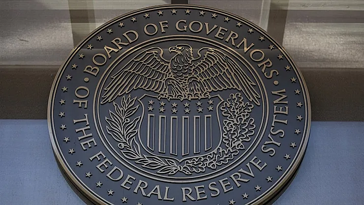 Fed, Enflasyon Karşısında Kararlı Duruşunu Koruyor: Faiz Oranları ve Ekonomik Beklentiler