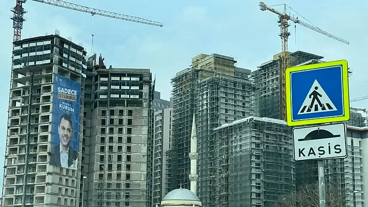 İstanbul Fikirtepe'de Kentsel Dönüşüm Fırtınası: Murat Kurum'un Pankartı Ne Getirdi, Ne Götürdü?