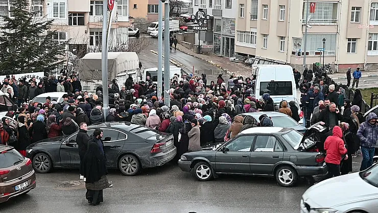 Yozgat'ta Kar Altında Sebze Bekleyişi: İş İnsanının Ücretsiz Dağıtımı Büyük İlgi Gördü