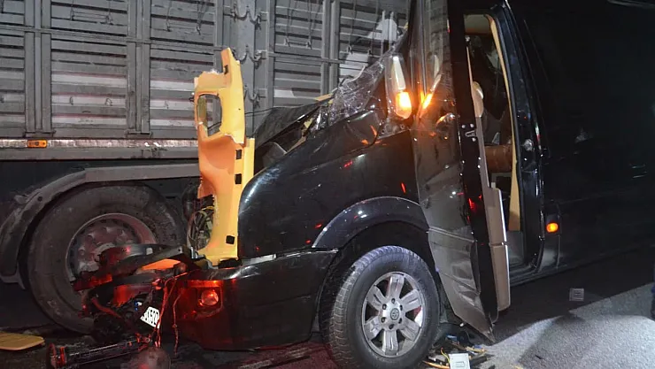 Amasya Merzifon'da Meydana Gelen Korkunç Kaza: Kamyon Devrildi, 3 Kişi Yaralandı