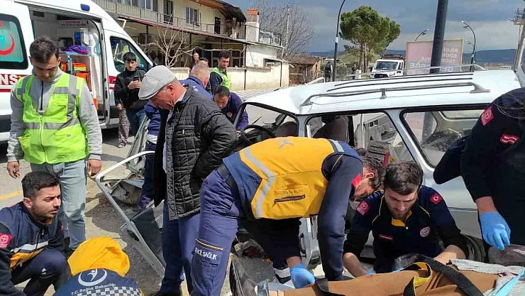 Manisa Selendi'de Korkutan Kaza: Kepçe ile Otomobil Çarpıştı, 2 Yaralı