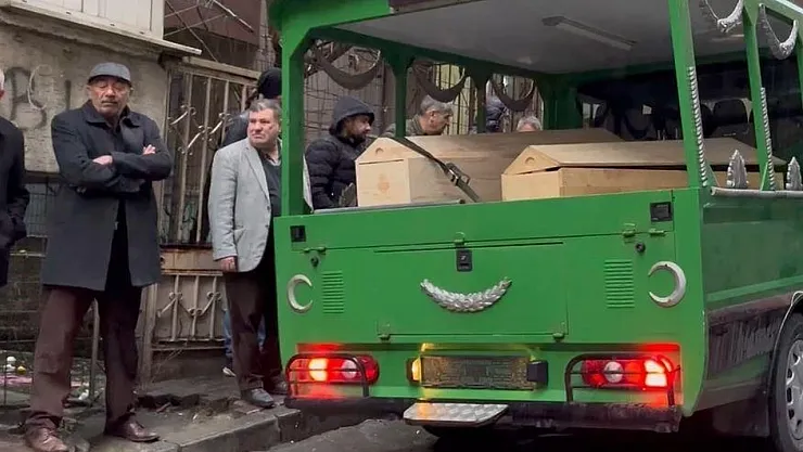 Camide İntihar! Önce Annesi ve Kardeşini Öldürdü!