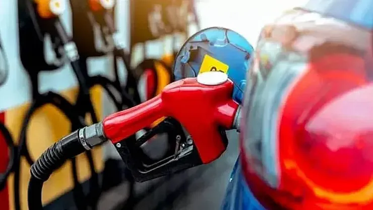 45 TL'ye dayanan benzine 1,5 TL, motorine 1,2 TL zam!