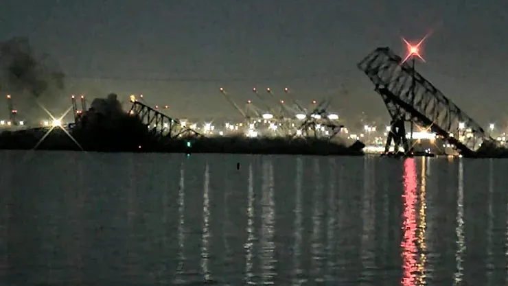 Resmen facia yaşandı: Köprü yıkıldı! Araçlar suya düştü