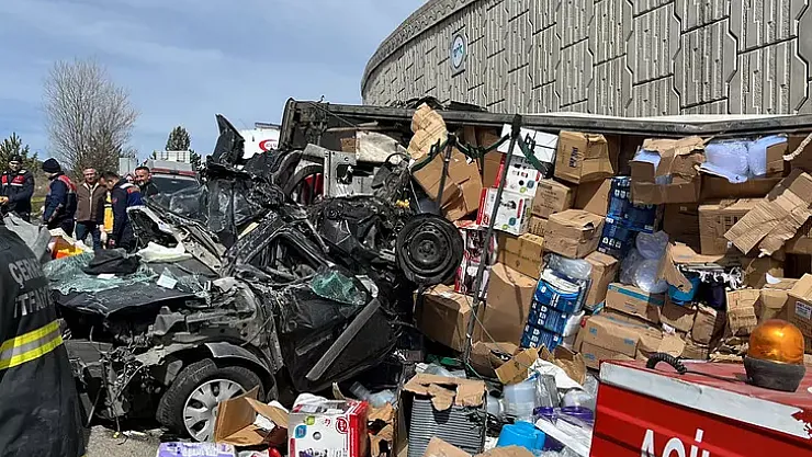 Son dakika TIR otomobilin üzerine devrildi! Çok sayıda ölü ve yaralı var