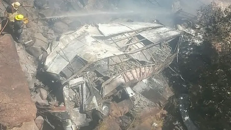 Yolcu otobüsü facia gibi kaza yaptı! İçinde bulunan 46 yolcudan 45'i hayatını kaybetti