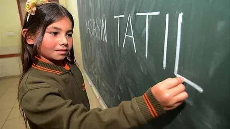 İlkokul, ortaokul ve lise öğrencileri dikkat! Yaz tatili uzuyor: Kritik açıklamal yapıldı