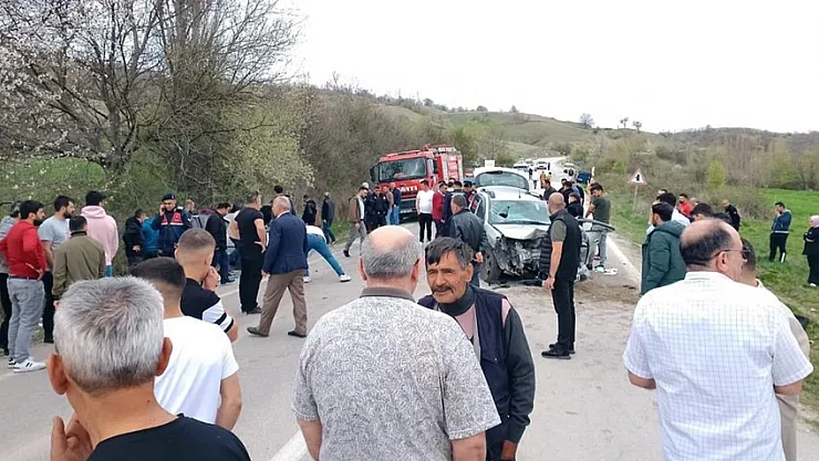 Bir kez daha korkunç kaza oldu! Araçlar kafa kafaya çarpıştı: Çok sayıda yaralı var