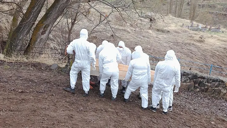 Erzurum'da Kırım Kongo Korkusu: Genç Adam Özel Giysilerle Son Yolculuğuna Uğurlandı