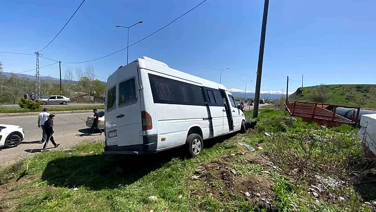 Bingöl'de Trafik Kazası: Otomobil ile Minibüs Çarpıştı, 4 Yaralı