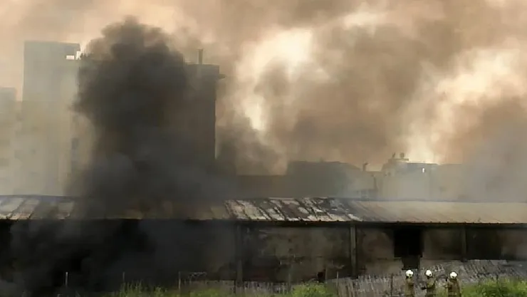 Fatih Sultan Mehmet Caddesi'nde İmalathane Alev Alev: Yoğun Duman ve Patlama Sesleri