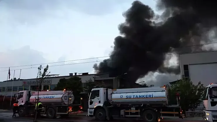 İzmir Çiğli'de Endüstriyel Facia: İki Fabrikayı Yutan Alevler