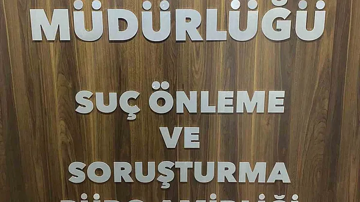 İzmir'de Gece Yarısı Uyuşturucu Operasyonu Parkta İki Tacir Yakalandı