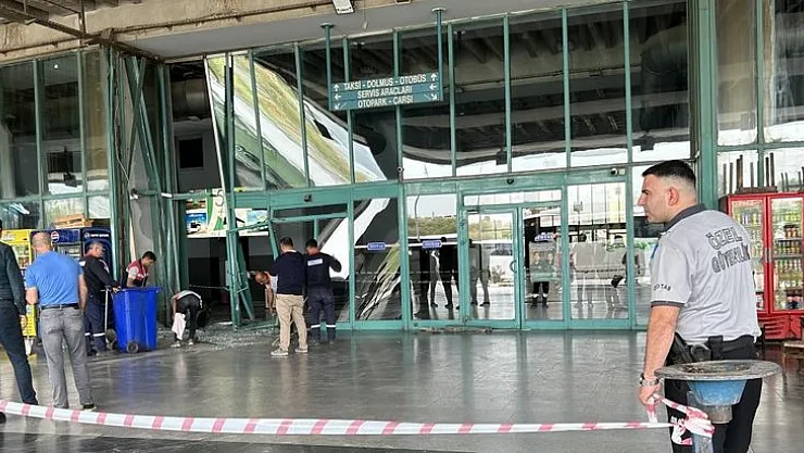 İzmir'de İzmir-Erzurum Otobüsü Terminalde Kapılara Çarptı!