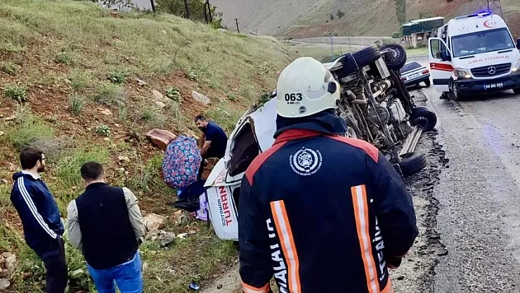 Aynı noktada bir kaza daha oldu! Çok sayıda yaralı var: Yolcu minibüsü devrildi
