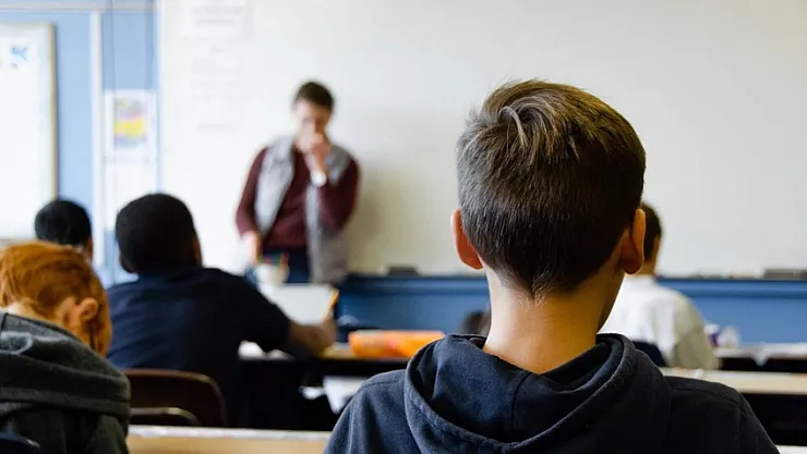 Öğretmene şiddet bitmiyor! Kopya çekerken yakalanınca öğretmenini bıçakladı