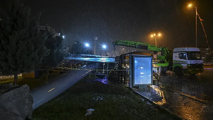 Dün akşam Ankara'da resmen kıyamet koptu: Hayatını kaybeden var! Ortalık savaş alanına döndü