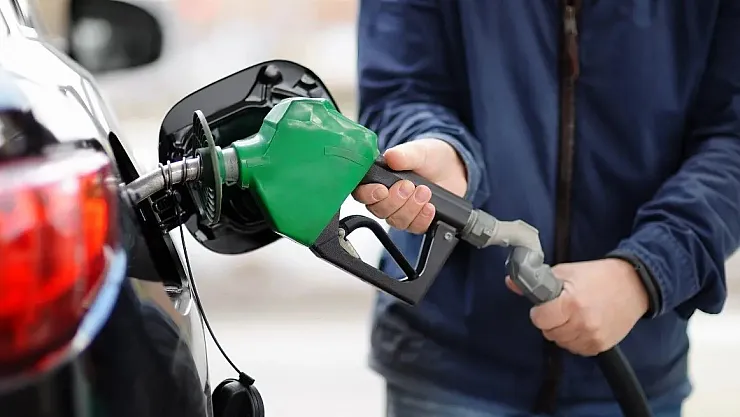 Otomobili olanlar dikkat! Benzin ve motorin zammı ertelendi: Bu fiyatlara dikkat