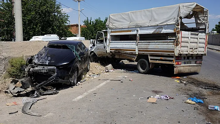 İşçileri taşıyan araç kaza yaptı! Ortalık savaş alanına döndü: Çok sayıda yaralı var, 1'i ağır..