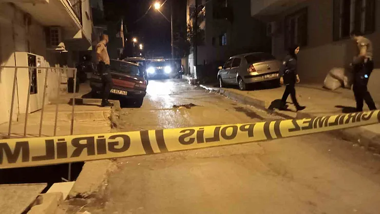 İzmir'de Motosikletli Silahlı Saldırı: Sokakta Yürüyen Adam Vuruldu