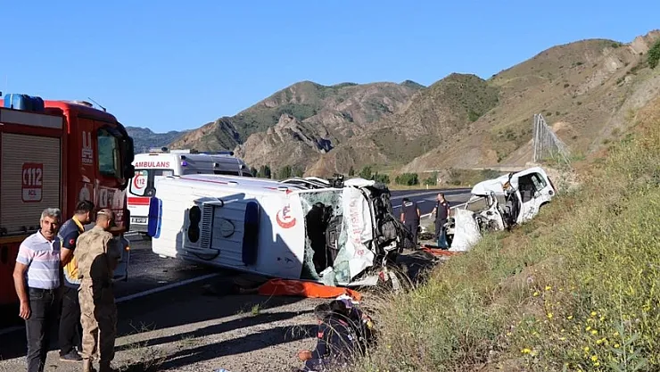 Ambulans ile ticari araç çarpıştı! Çok sayıda ölü ve yaralı var: Can pazarı kuruldu