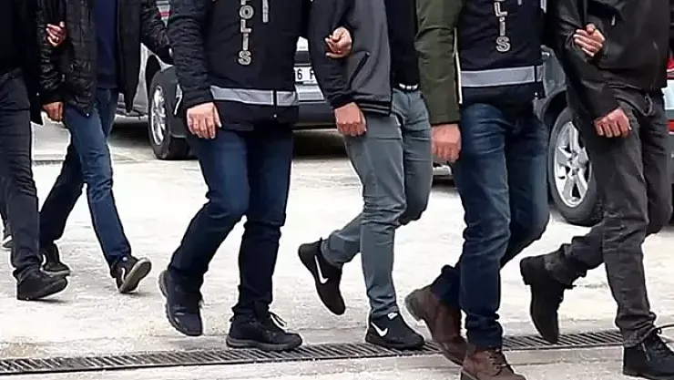 Küçükçekmece'de Şok Operasyon: Şüpheli Araçtan Cephanelik Fışkırdı, 4 Çocuk Yakalandı!