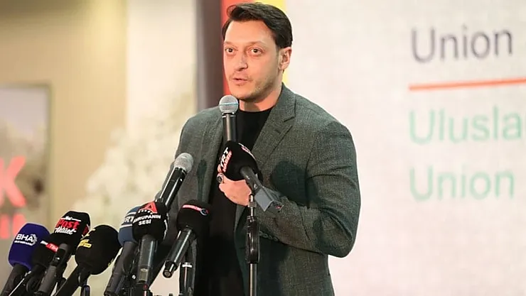 Mesut Özil'den Siyasette Dev Hamle: Erdoğan'ın Selamıyla Sahneye Çıktı!