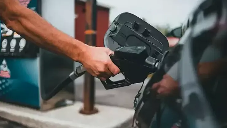 Akaryakıt Fiyatları Gece Yarısı Çıldırdı: Cüzdanlar Alev Alev Yanıyor!