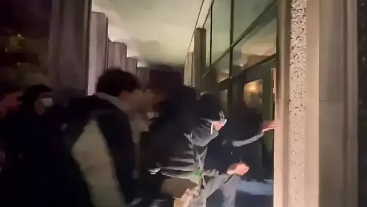 Saraçhane'de İBB Binası Darbesi: Protestocular Camları ve Kapıları Kırıp İçeri Girdi!