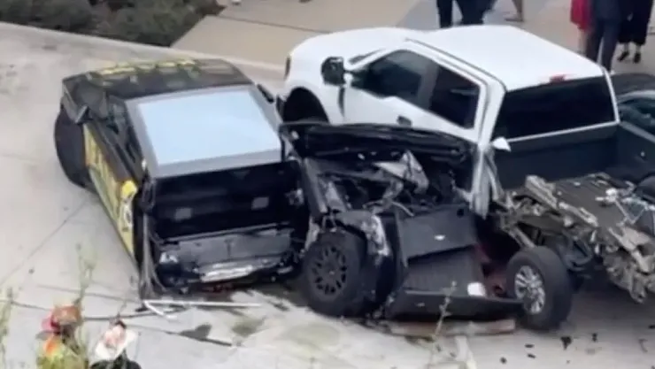 Teksas'ta İnanılmaz Kaza: Mercedes G Serisi, Tesla Cybertruck'ı İkiye Böldü, Dayanıklılık Tartışması Alevlendi!