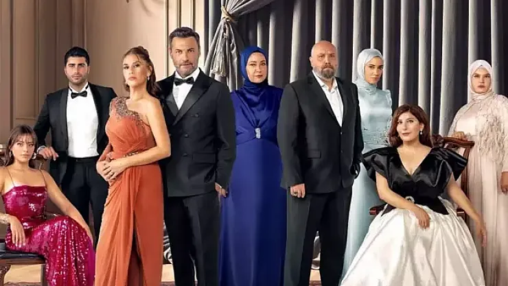 Kızılcık Şerbeti'nin Pembe'si Diziden Ayrılıyor! Ekip Arkadaşları Pasta Keserek Veda Etti