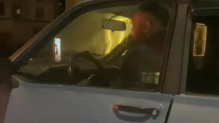 Seyir Halindeki Sürücünün Umursamazlığı Kamerada: Direksiyonu Bıraktı, Görüntülü Görüşmeye Devam Etti