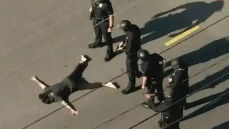 Rock Yıldızının Eşinden Kan Donduran Olay: Polise Silah Çekti, Omzundan Vuruldu!