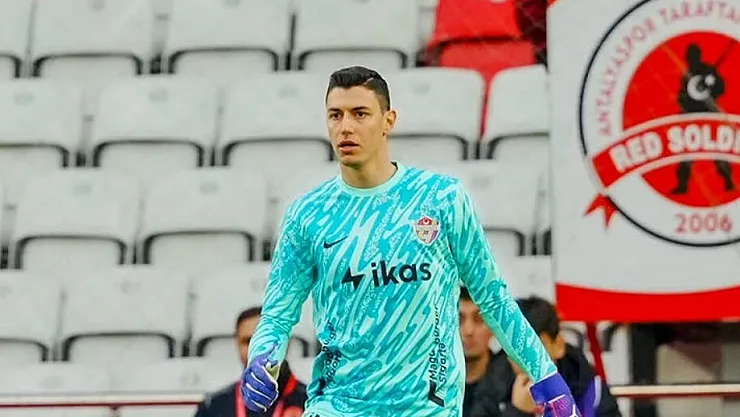 Muslera Gidiyor, Yerine Sürpriz İsim Geliyor: Galatasaray'ın Gözdesi Berke Özer Kimdir?