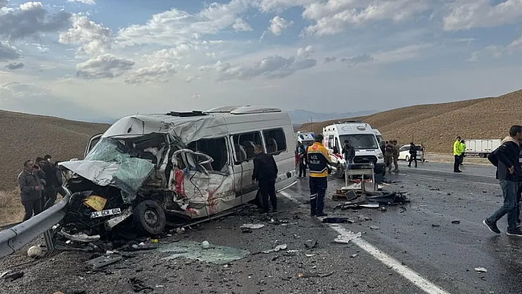 Van'da Katliam Gibi Kaza: Yolcu Minibüsü ile Kamyonet Çarpıştı, 6 Ölü, 8 Yaralı