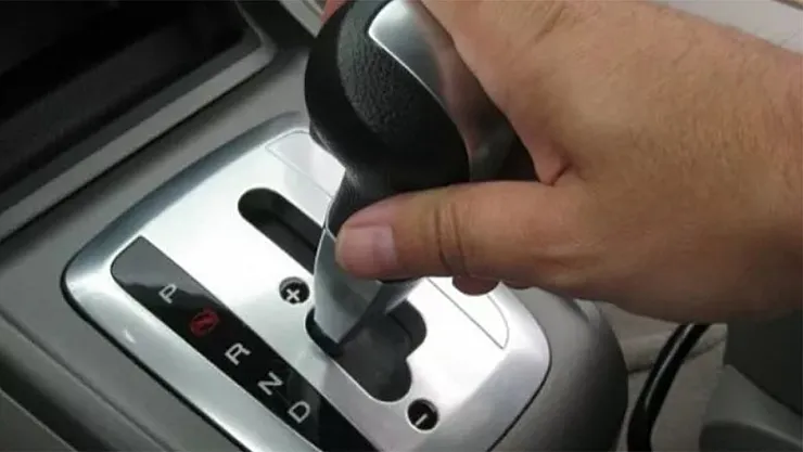 Yolda seyir halinde giderken araba geri vitese takılırsa ne olur? İşte o sorunun yanıtı