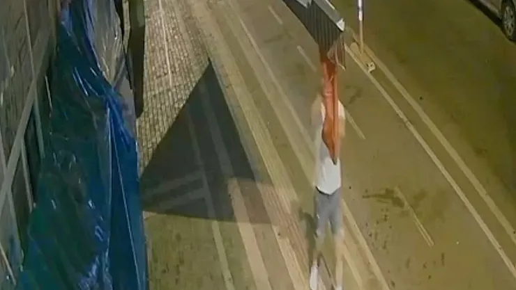 Alanya'da Türk Bayrağını söküp yere bırakan turist hakkında adli işlem