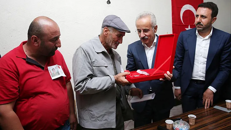 Bakan Uraloğlu'ndan Şehit Mahsun Yeşildemir'in ailesine taziye ziyareti
