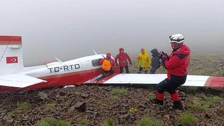 Düşen uçaktan mucize kurtuluş: Yolcu sağ, pilot hayatını kaybetti