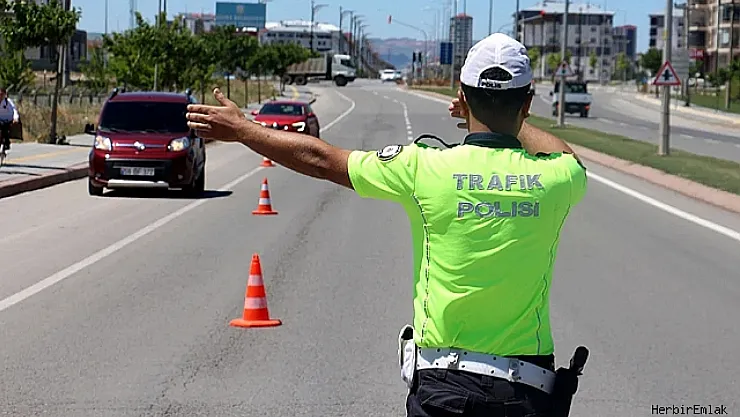 Havadan trafik denetimlerinde 468 binin üzerinde sürücüye ceza kesildi