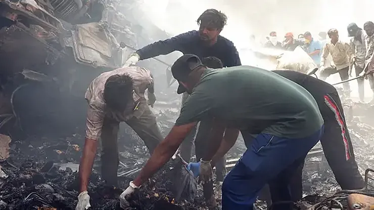 Hindistan'daki uçak kazasında 290'dan fazla kişi öldü, 2 kişi kurtuldu