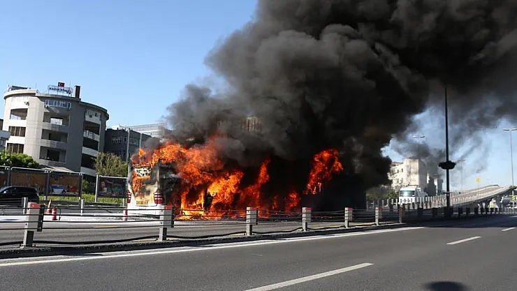 İstanbul'da metrobüs alev alev yandı! İncirli durağında korkulu anlar