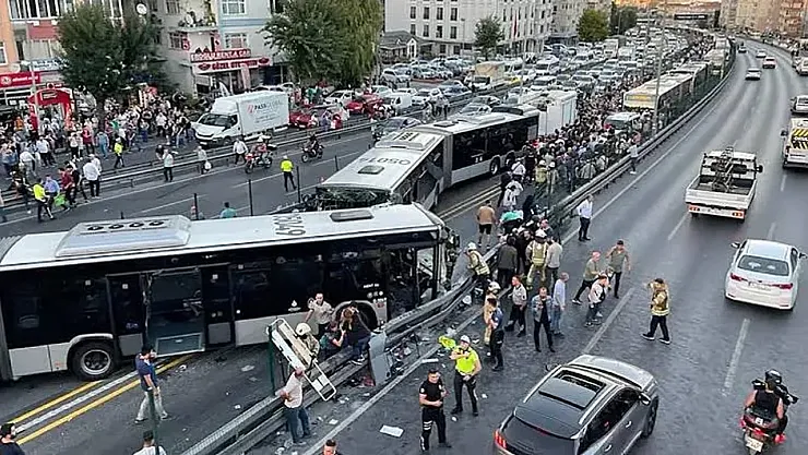 İstanbul'da Metrobüs Kazası: 1 Ölü, 50 Yaralı