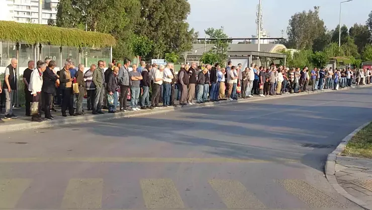 İzmir'de grev başladı: 23 bin belediye işçisi iş bıraktı