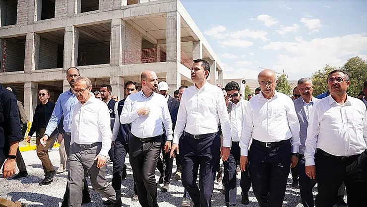 Murat Kurum'dan deprem bölgesindeki müteahhitlere uyarı: '24 saat çalışılacak, aksi halde gereğini yaparım!'