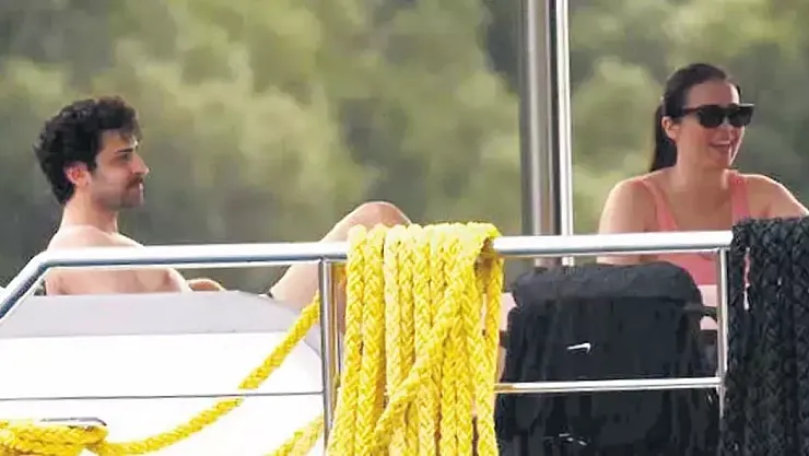 Teknede çay, denizde aşk: İrem Sak ve Furkan Korkmaz aşkı görüntülendi