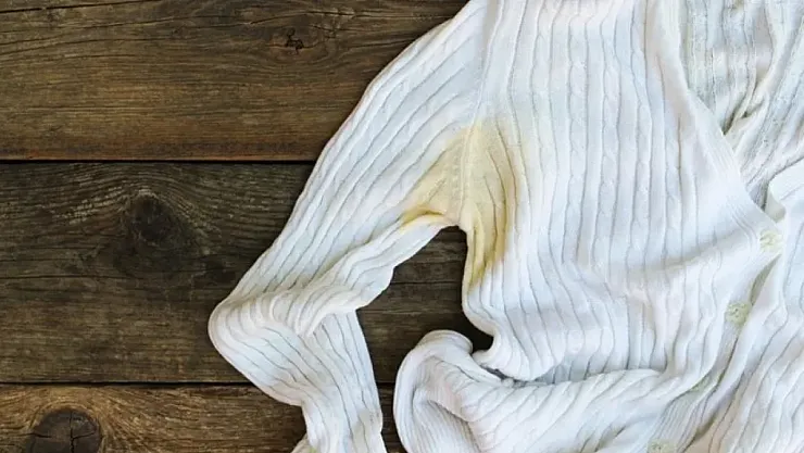 Tişörtlerdeki sarı lekelere son! İşte etkili doğal yöntem